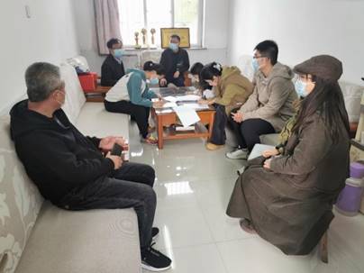 一群人围坐在桌子边中度可信度描述已自动生成